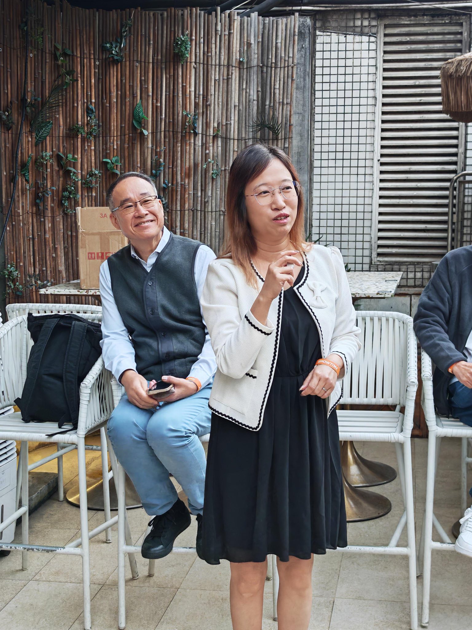 可能是包含下列内容的图片：一人或多人和西装