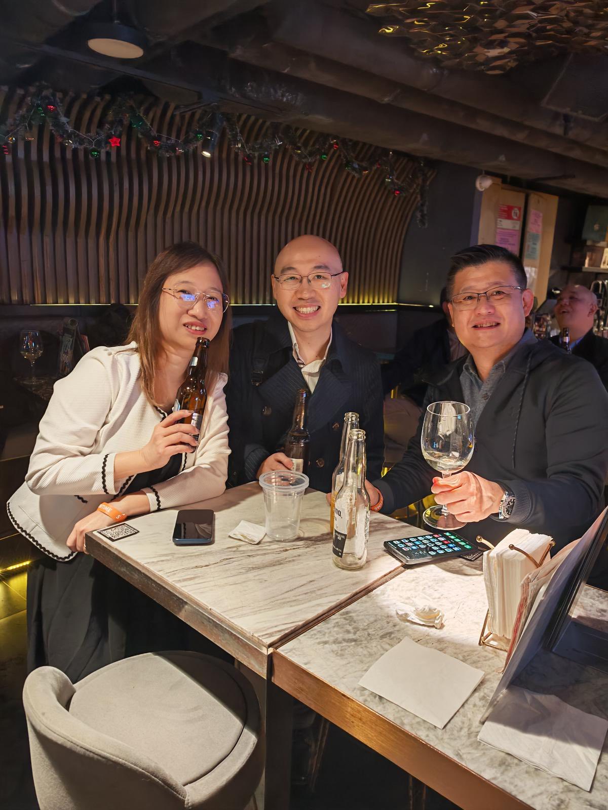 可能是包含下列内容的图片：一人或多人和饮料