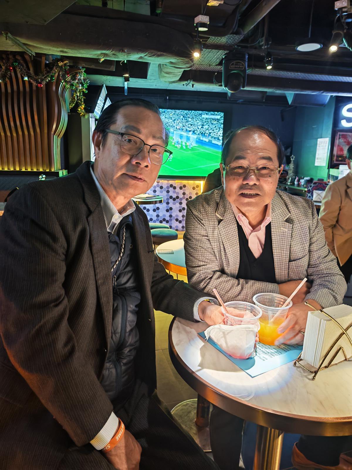 可能是包含下列内容的图片：一人或多人、饮料和文字